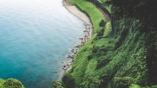 山地和蓝水海中美丽的春天风景的全景图片