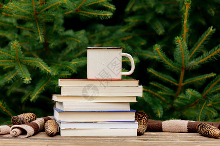 咖啡和木桌上的书底边有枝子的木图片
