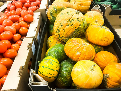 超市货架上的圆形橙色南瓜图片