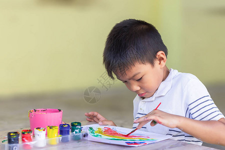 岁男孩的肖像图亚洲学生在房间的纸上绘画和绘画颜色在家学习社交距离孩图片