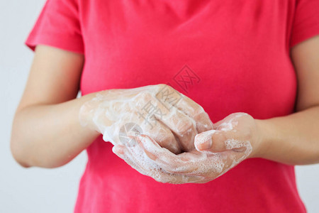 妇女用肥皂洗手图片