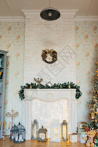 房间的美丽现代设计以圣诞树和装饰元素装图片