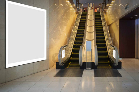 商场自动扶梯入口处的大型空白广告牌图片