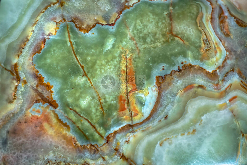 具有抽象条纹的矿物石是由自然界中数千年来熔化和沉淀的火山岩形成的它们在室内装饰图片