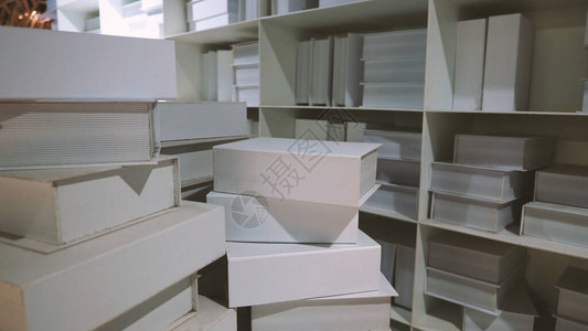 逼真的白色书架堆模拟阅览室装饰图片