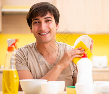在家洗碗的人图片