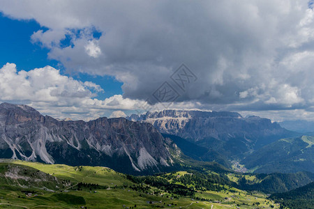 穿越美丽的南蒂罗兰山脉意大利南蒂罗高清图片