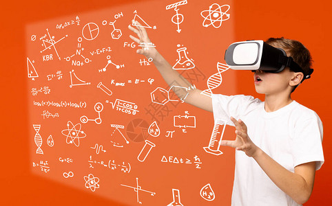 教育新体验青少年使用VR眼镜学习图片
