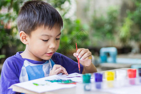 岁男孩的肖像亚洲学生在房间的纸上绘画和绘画颜色在家学习社交距离孩图片