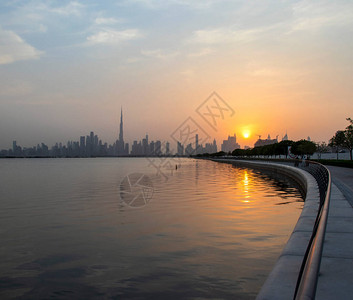日落在一个美丽的迪拜城市的天线上图片