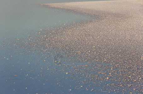 岸上的粉红盐湖表面图片