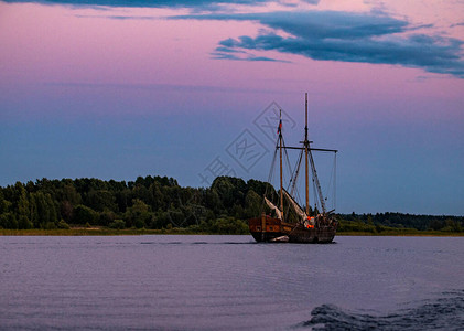 日落时湖上的旧北方船图片
