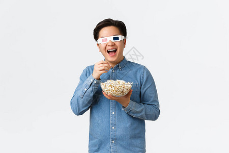 休闲生活方式和人的观念戴着3D眼镜的乐观微笑的亚洲人图片