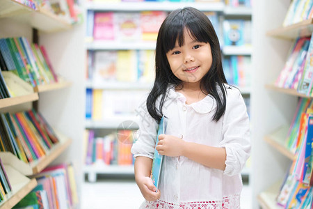 亚洲儿童或小女孩开心地微笑和购物图片