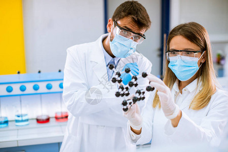 带护目镜的年轻化学家在实验室里图片