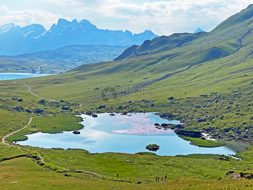瑞士上瓦尔德州Melch河谷和UriAlps山群中的高山湖Blausee或蓝湖KantonObwalden图片