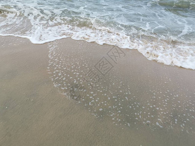 海滩边的海浪图片