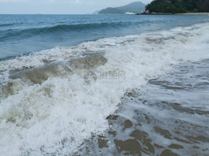 海滩边的海浪场景图片