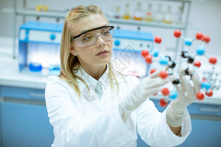 带有安全护目镜的女化学家在实验室内图片