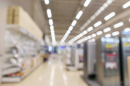 超市购物中心的电子百货公司展示电视冰箱和散景光模糊背图片