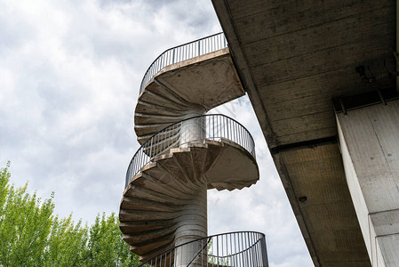 混凝土螺旋楼梯和金属扶手供行图片