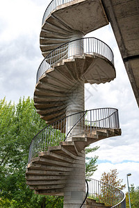 混凝土螺旋楼梯和金属扶手供行背景图片