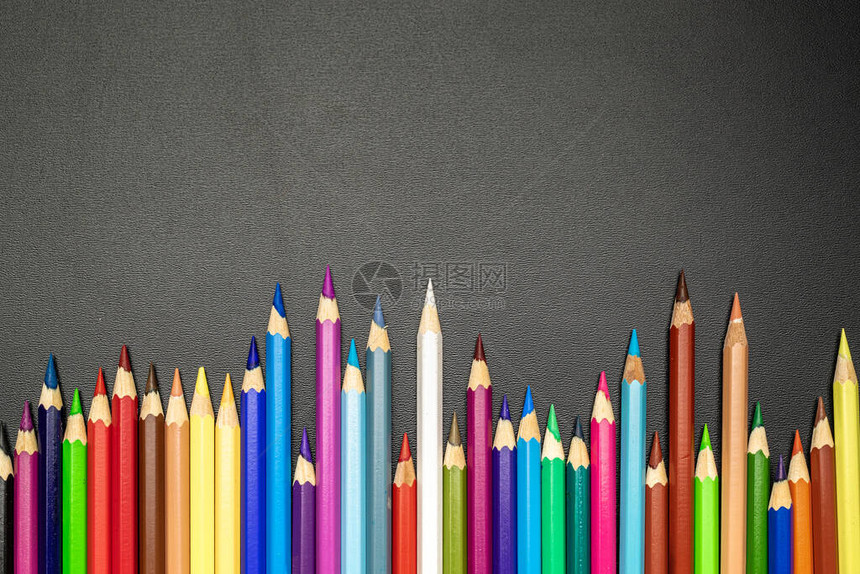 黑板背景教育配件与彩色铅笔粉笔深色学校黑板上的画笔设计复制空间用品图片