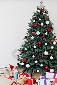 圣诞树在白色房间装饰新年的新一年图片