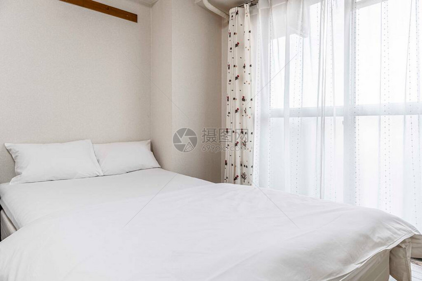 双床和白毯子在一间日式房子的图片