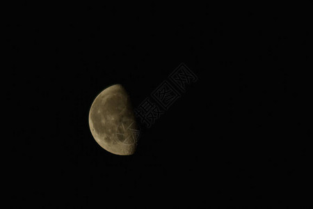 黑色天空中的半个月亮图片