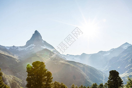 瑞士Zermatt的Matterhorn山峰背景图片