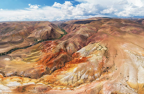 Altai山脉多彩侵蚀土地形态的空中无人驾驶飞机全景图片