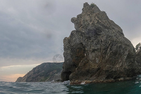 蒙特罗索五渔村全景岩石在日落时从海上浮潜图片
