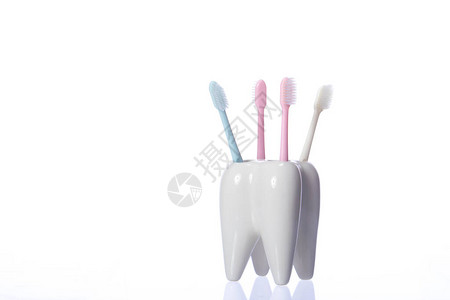 在白色背景上隔离的陶瓷牙形支架中的家庭牙刷口腔护理个人卫生健康口腔牙科设备晨间活动复制空间背景图片