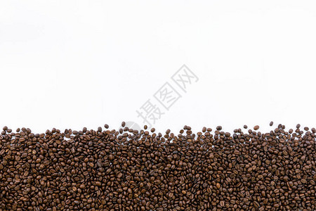 白桌背景的咖啡豆顶视背景图片