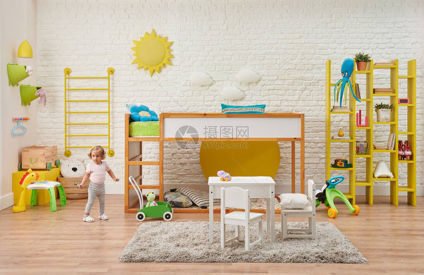 现代木制婴儿房儿童装饰楼梯和铺位桌子和儿童风格玩具白砖墙图片
