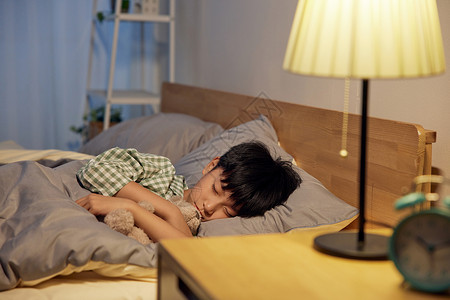 质量管理系统夜晚居家儿童在床上睡觉背景