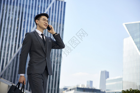 商务男性上班路上打电话背景图片