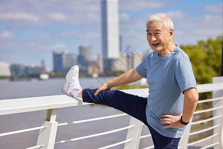 热身锻炼老年男性户外运动拉伸背景