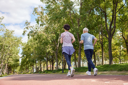 健康跑步素材老年夫妇公园晨跑背影背景
