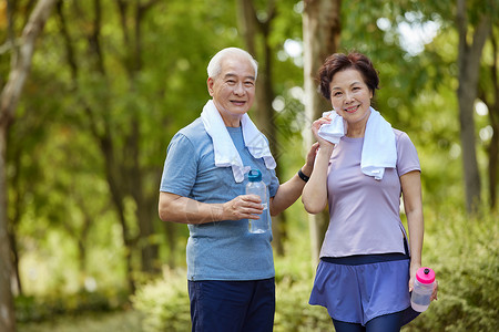 老年人户外运动户外运动休息的老年夫妇背景