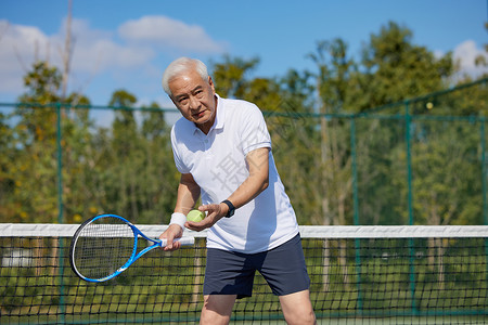 老年男性打网球图片