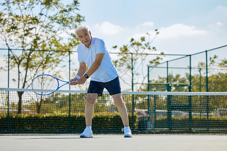 老年男性打网球形象图片