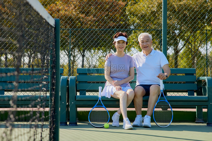 老年夫妇户外网球运动休息图片