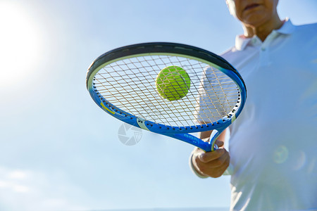 老年男性手握网球拍特写高清图片