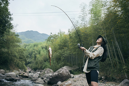 美女钓鱼青年女性户外钓鱼背景