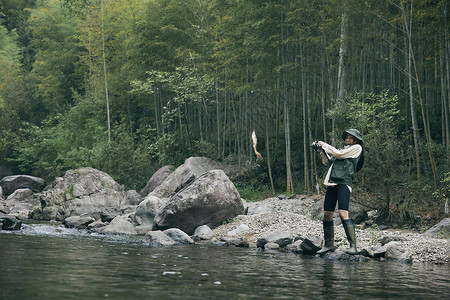 年轻女性开心钓鱼图片