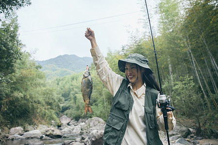 登山路青年女性路亚钓鱼开心形象背景