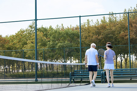 老年人网球场交流沟通背影图片