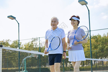 老年夫妻网球场交流沟通图片